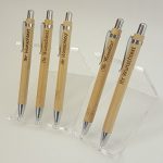 Gravierter Holz-Kugelschreiber personalisierter Holzkugelschreiber mit Gravur Name oder Wunschtext individuell als Geschenk Geburtstag  